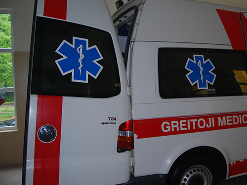Kaune per avariją apsivertė greitosios automobilis, sužalotos dvi paramedikės